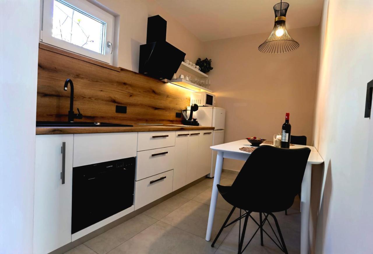 Stay In The Very Heart Of Porec - 50M To The Beach Bagian luar foto