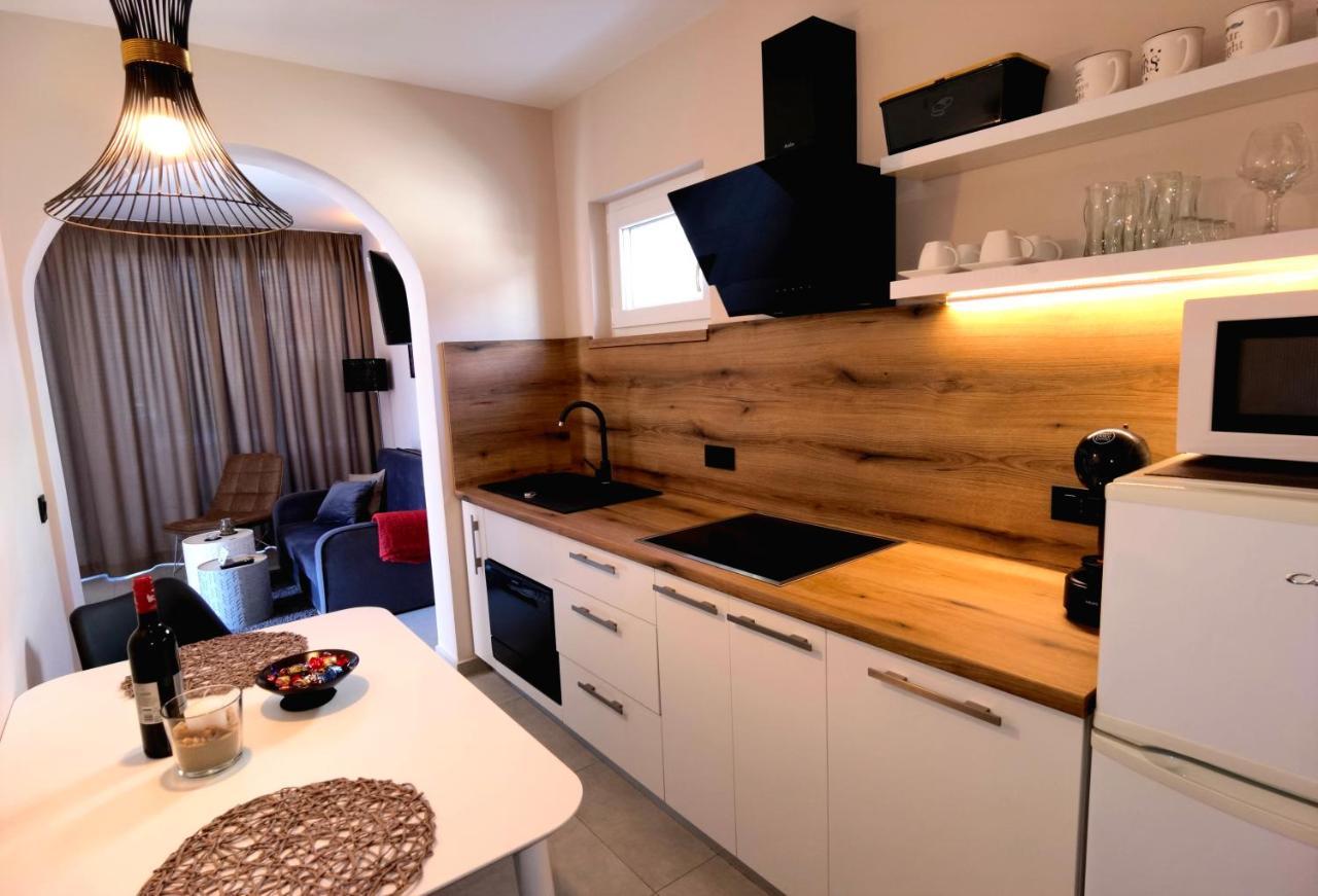 Stay In The Very Heart Of Porec - 50M To The Beach Bagian luar foto