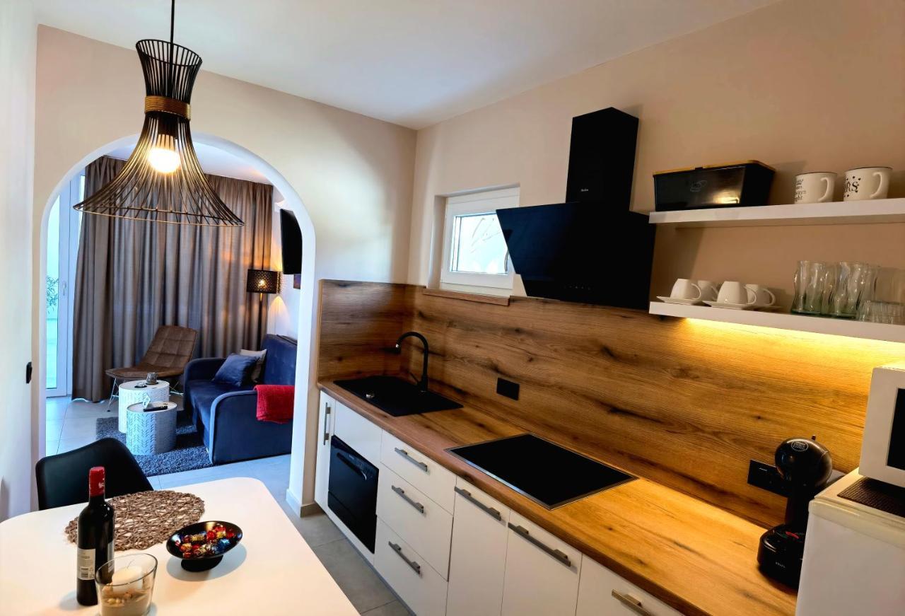 Stay In The Very Heart Of Porec - 50M To The Beach Bagian luar foto