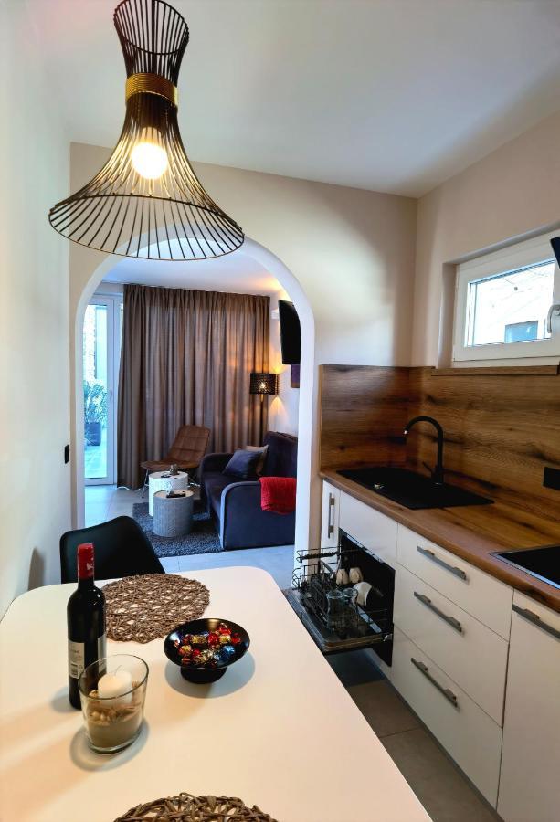 Stay In The Very Heart Of Porec - 50M To The Beach Bagian luar foto